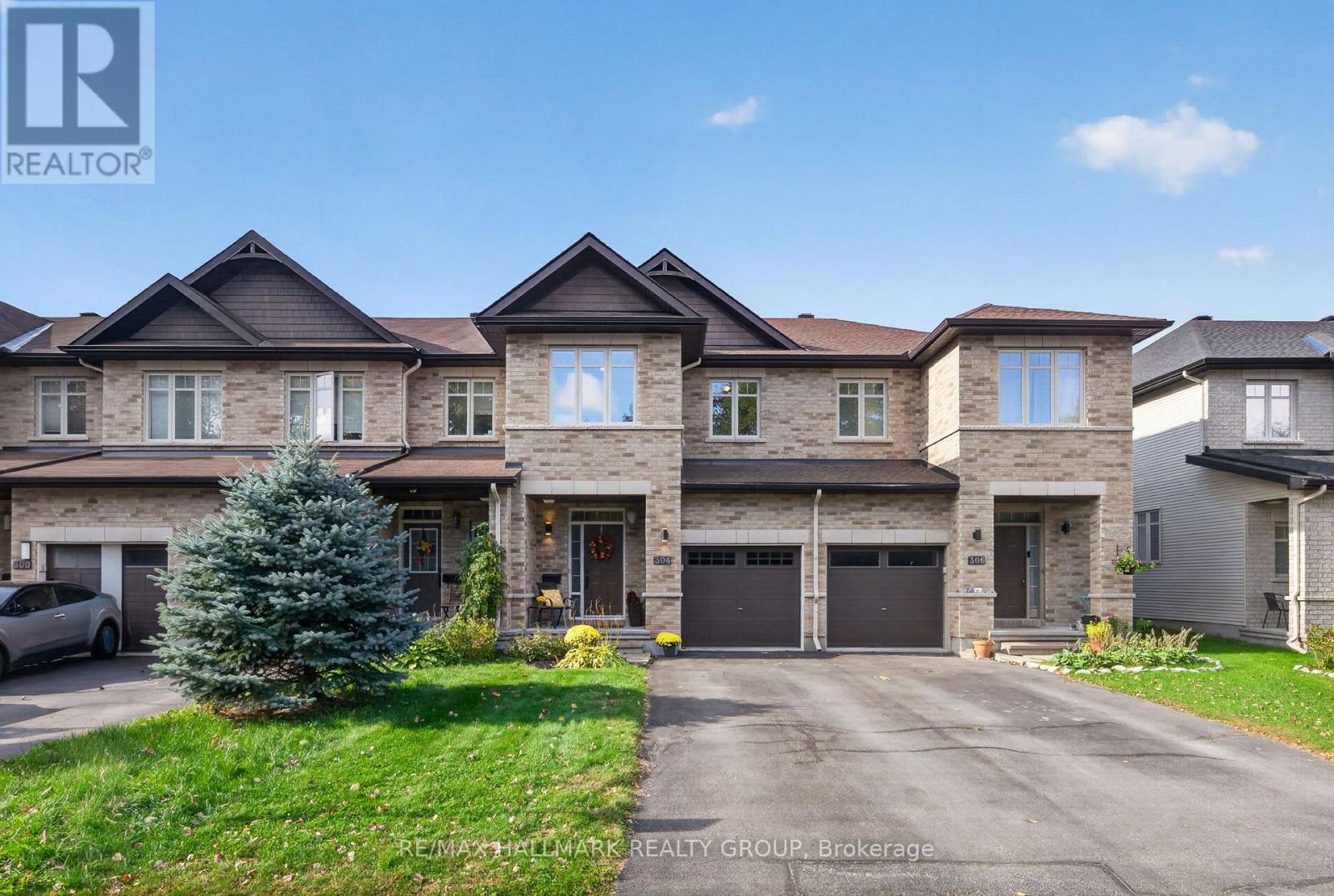 Long driveway, plenty of parking space