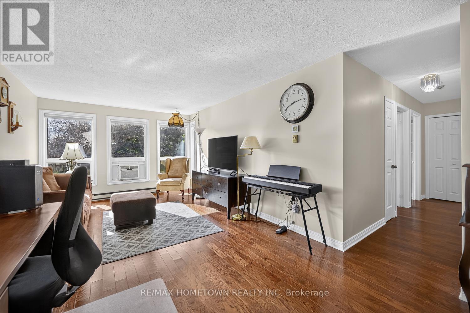 #209 820 LAURIER BOULEVARD - Image 14