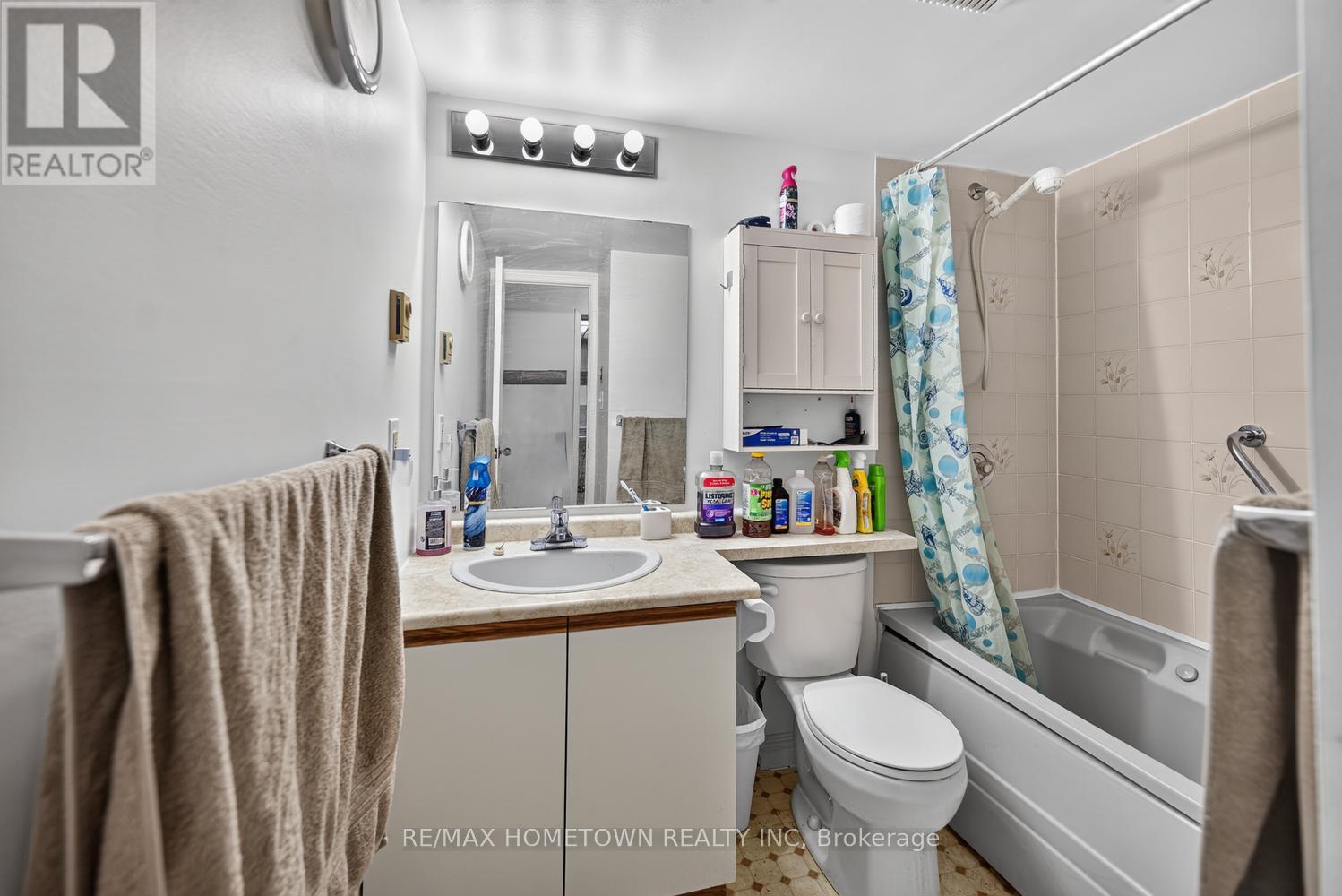 #209 820 LAURIER BOULEVARD - Image 20