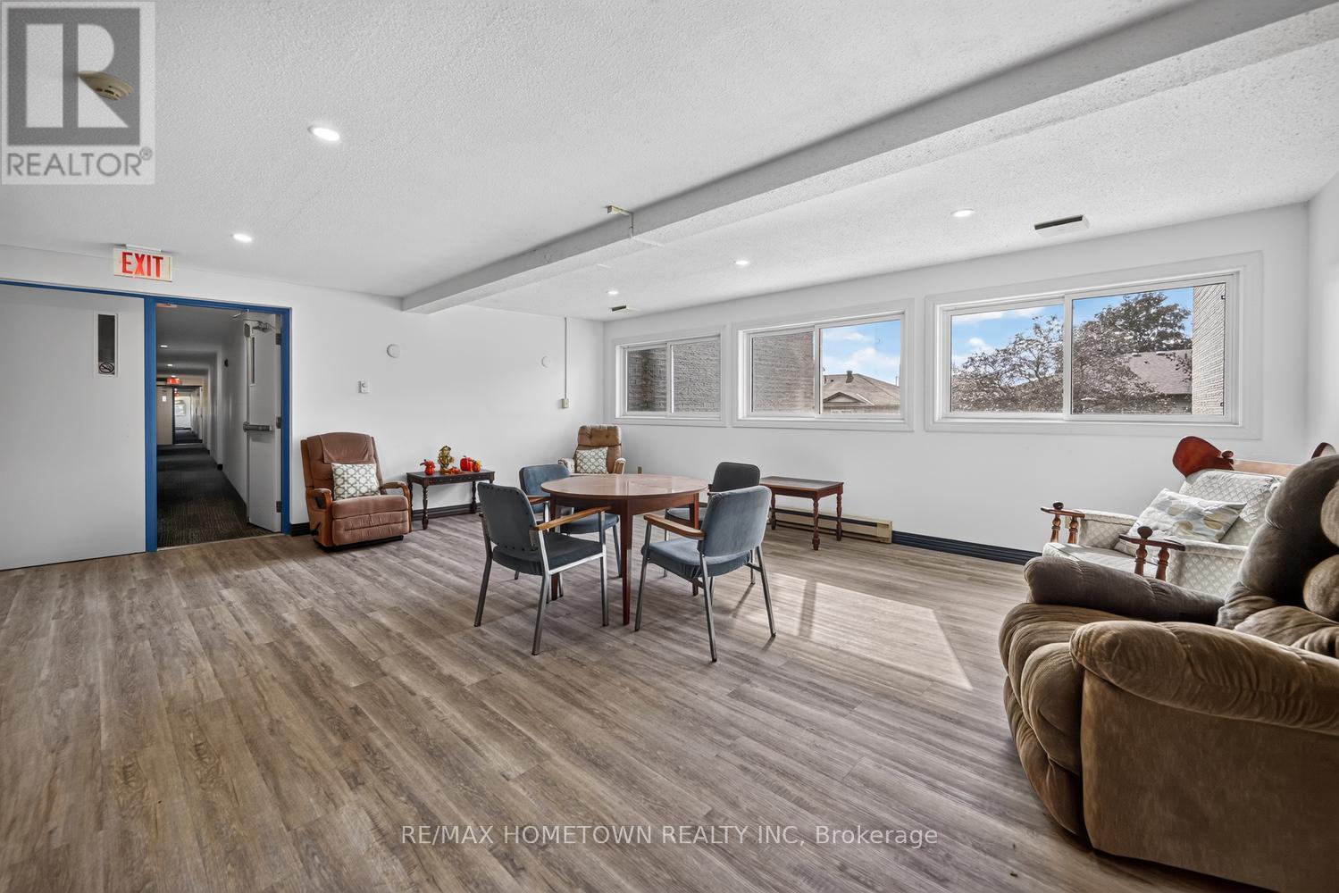 #209 820 LAURIER BOULEVARD - 23