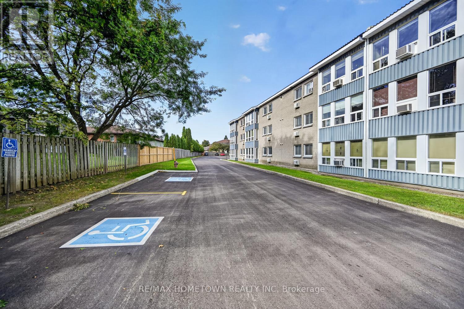 #209 820 LAURIER BOULEVARD - 31