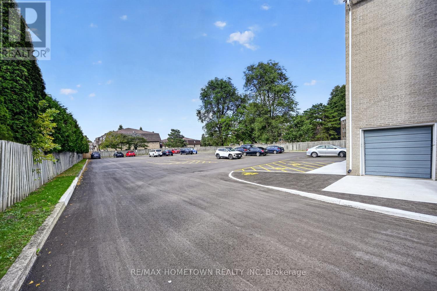 #209 820 LAURIER BOULEVARD - Image 32