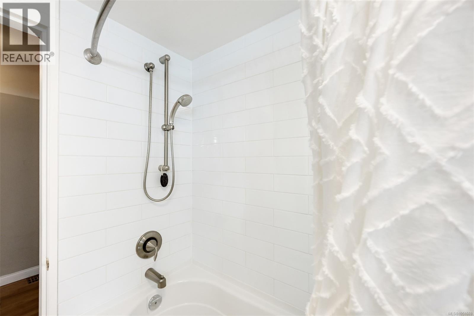  3832 Pitcombe Place, Saanich