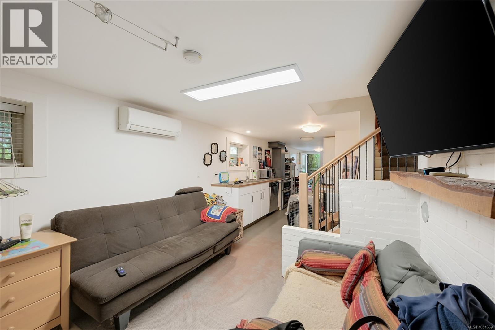  3832 Pitcombe Place, Saanich