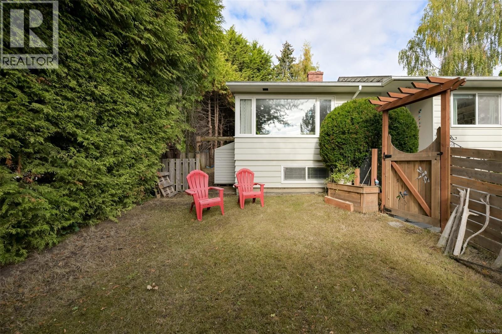  3832 Pitcombe Place, Saanich