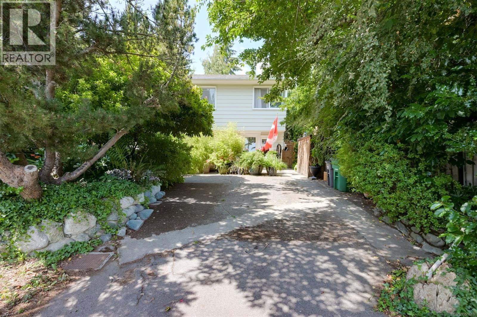  3832 Pitcombe Place, Saanich