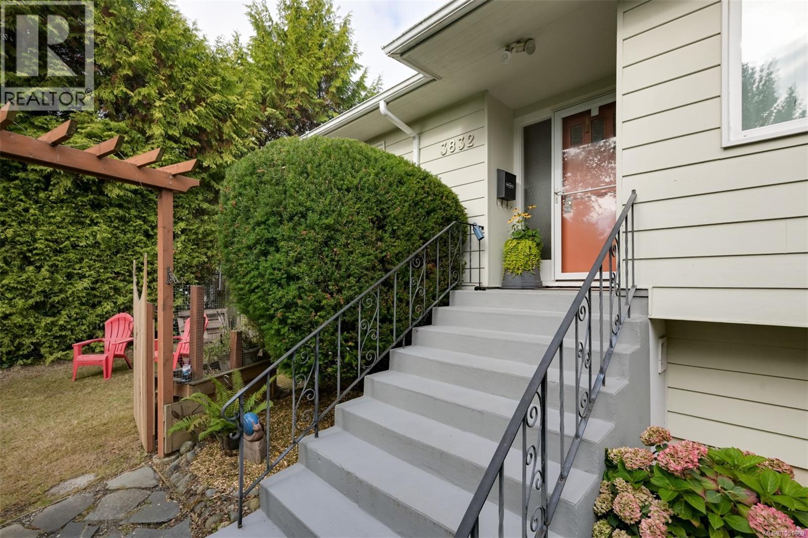  3832 Pitcombe Place, Saanich