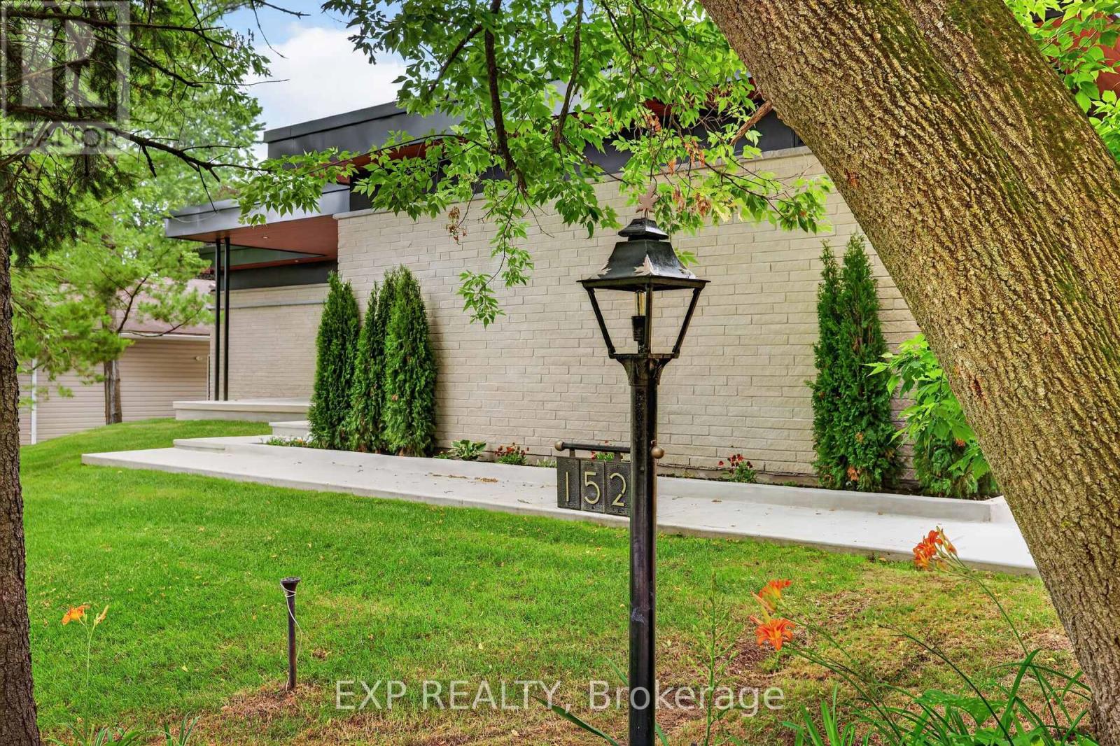 152 ST ANDREW STREET N - 2