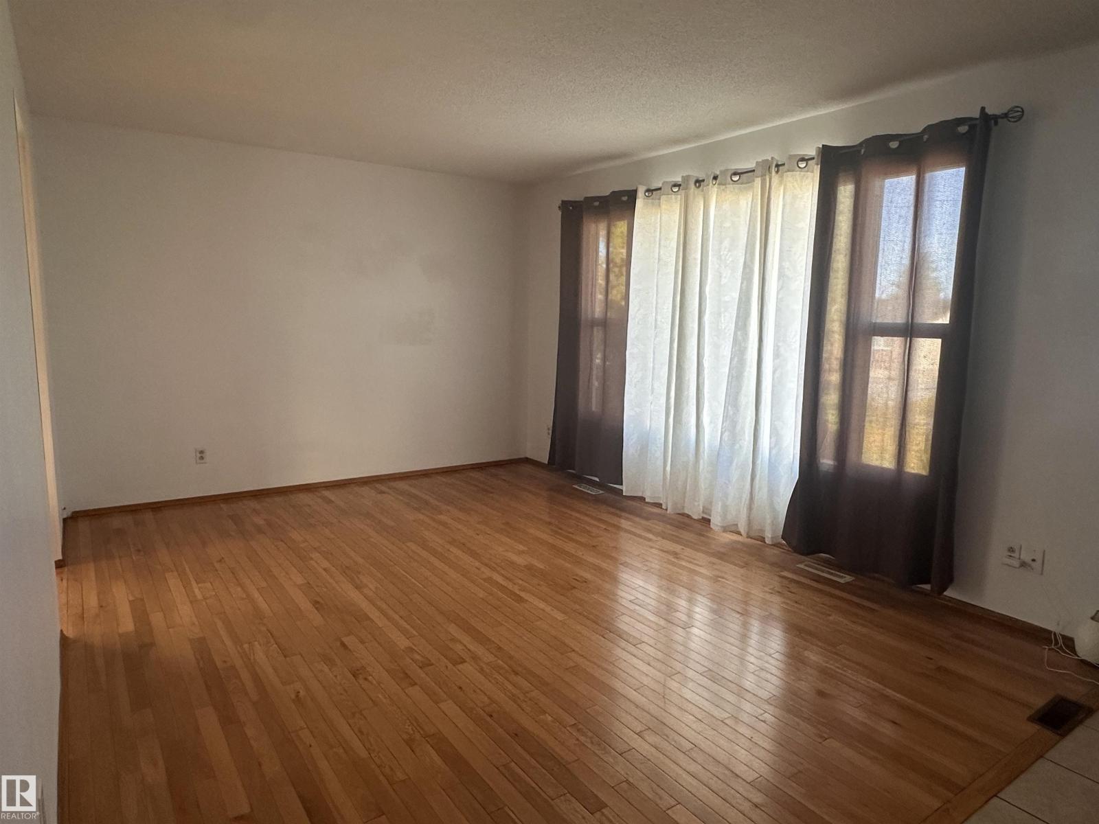 10647 106 ST - 24