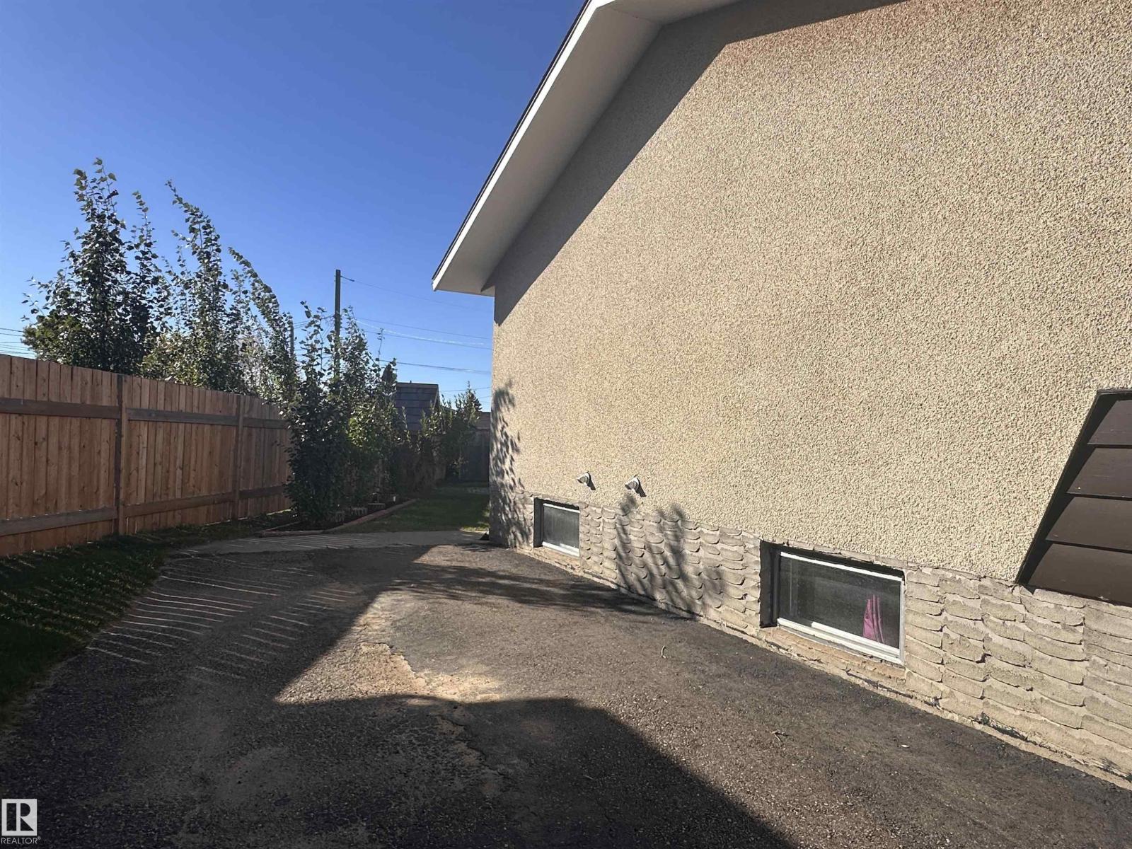 10647 106 ST - 5
