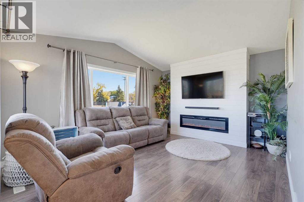 Listing photo – 5256 48 Street Close, Innisfail