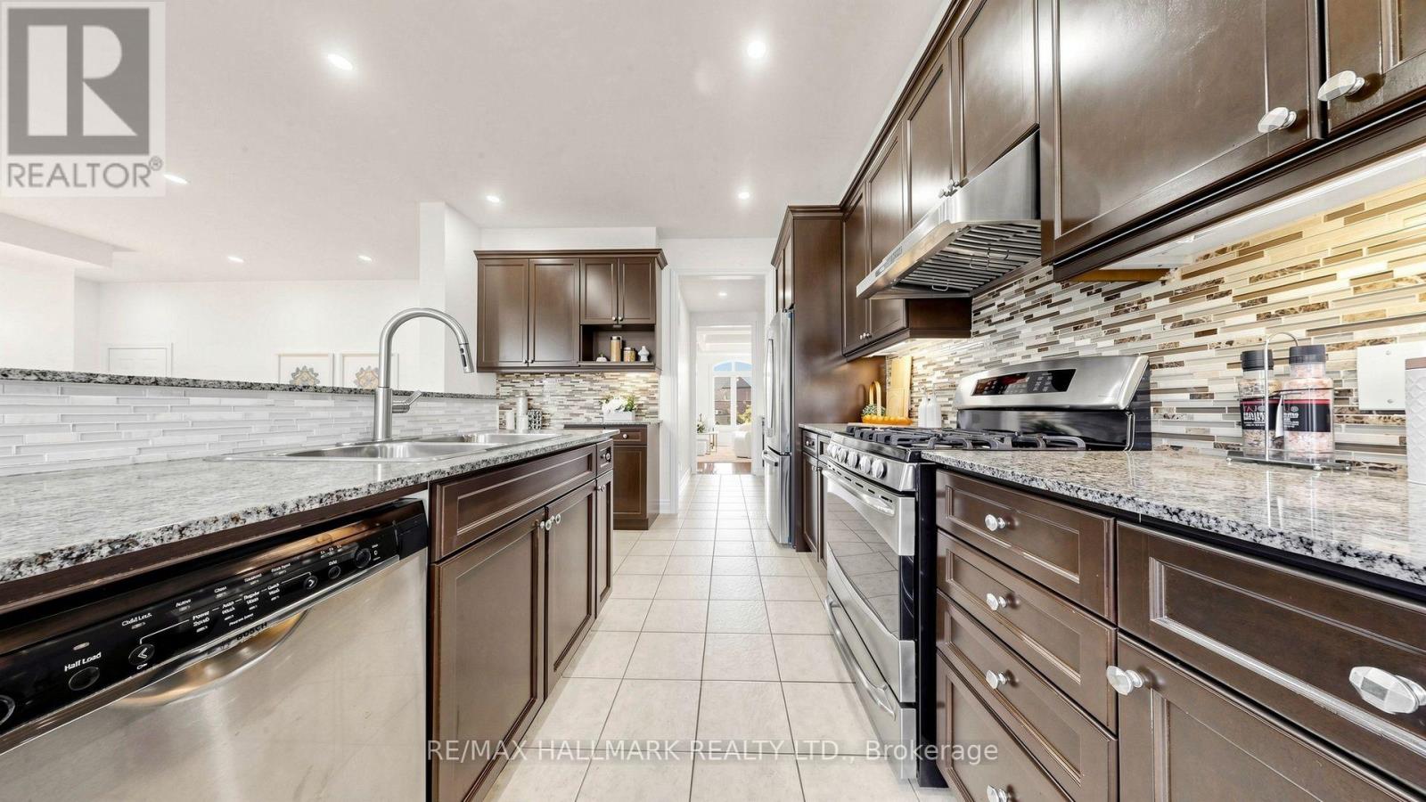 6 Tentone Court, Richmond Hill, ON photo 14