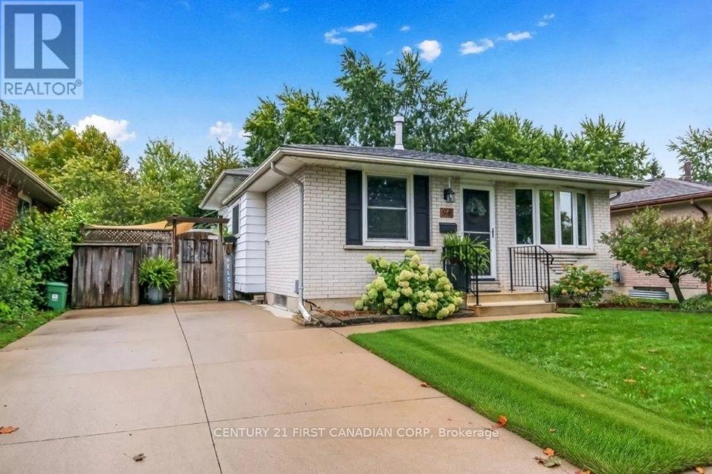 94 NICHOLAS CRESCENT - 28