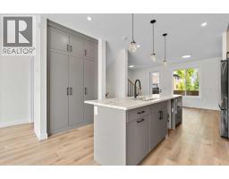 4pc Bathroom - 2352 7 Street Nw, Calgary, AB T2M1T1 Photo 10