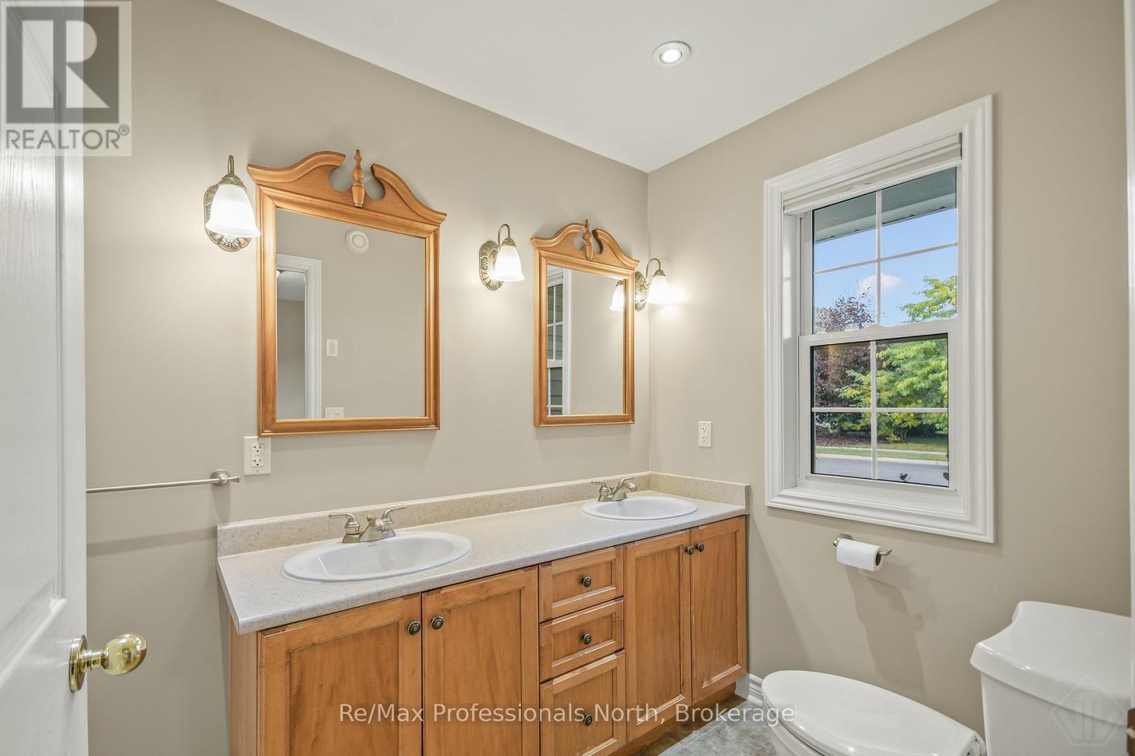 2 INVERARAY COURT - 16