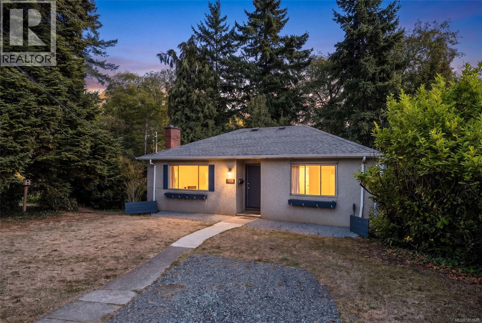  907 McAdoo Place, Saanich