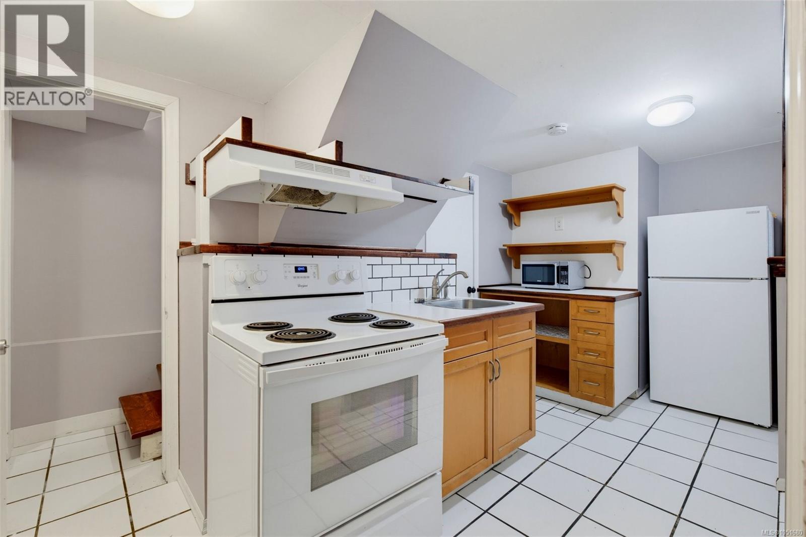  907 McAdoo Place, Saanich