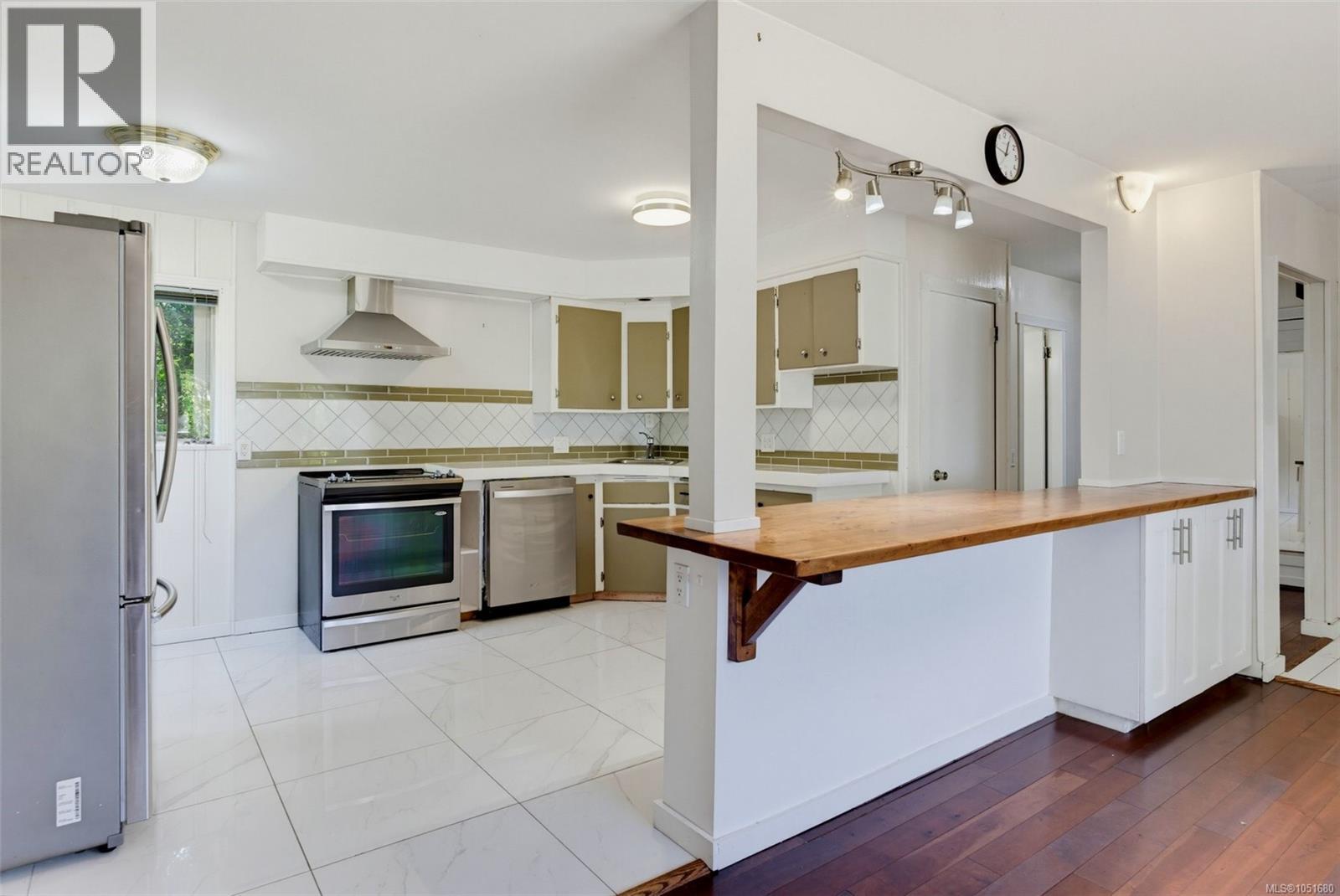  907 McAdoo Place, Saanich