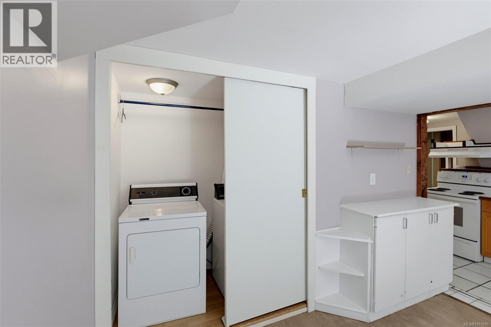  907 McAdoo Place, Saanich