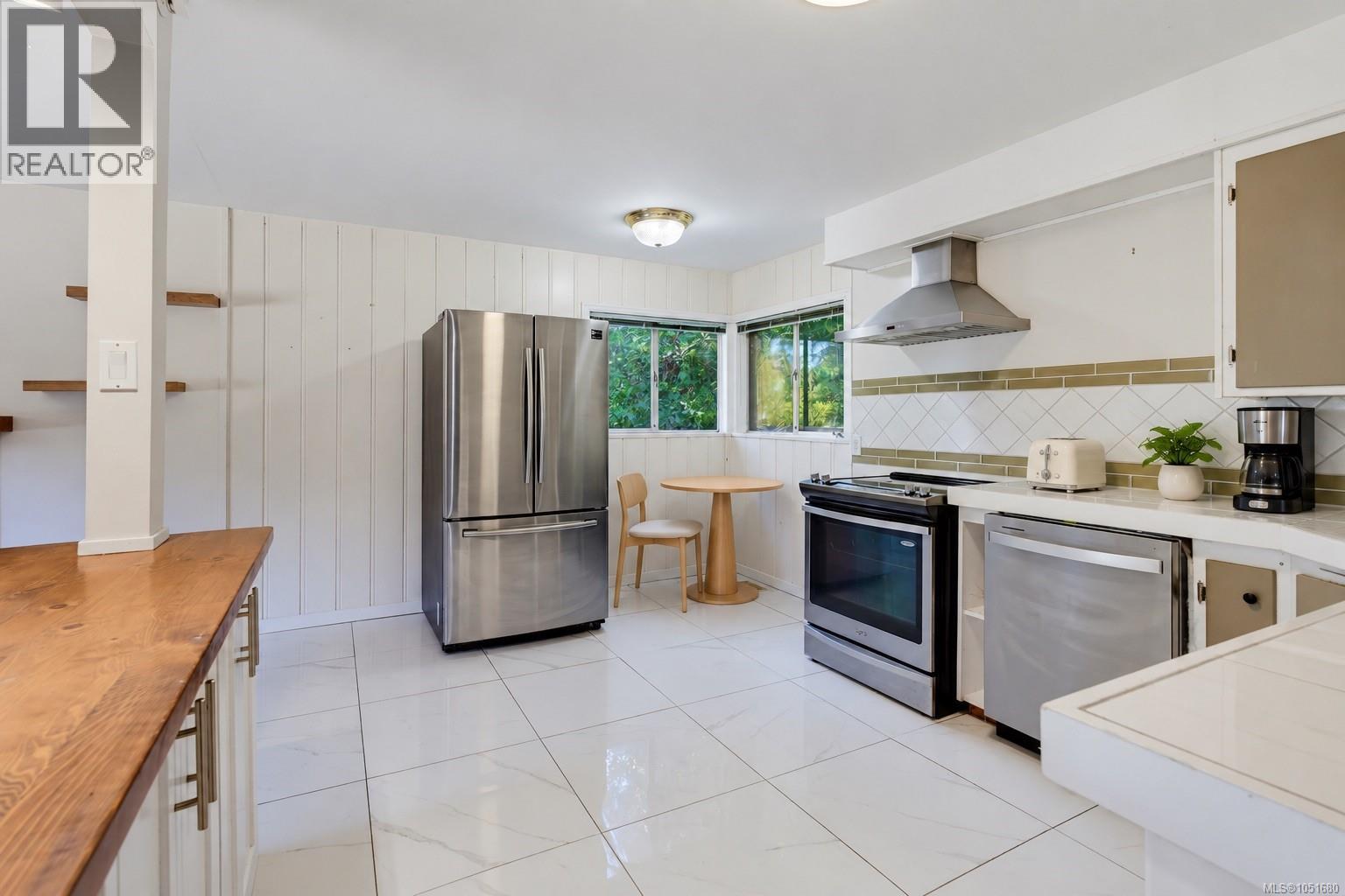  907 McAdoo Place, Saanich