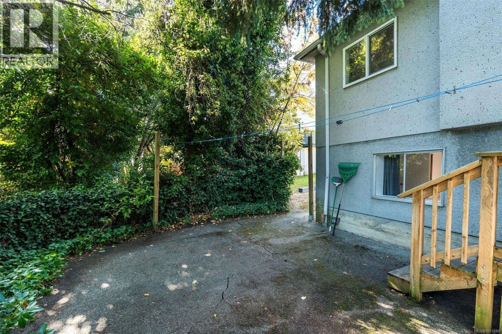  907 McAdoo Place, Saanich