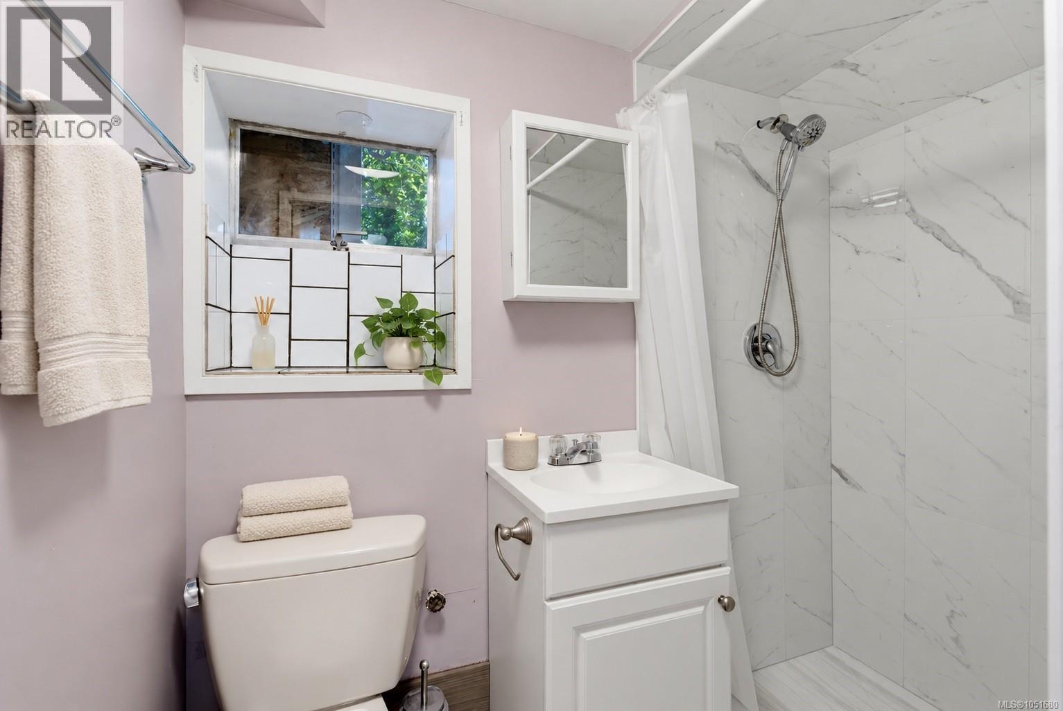  907 McAdoo Place, Saanich
