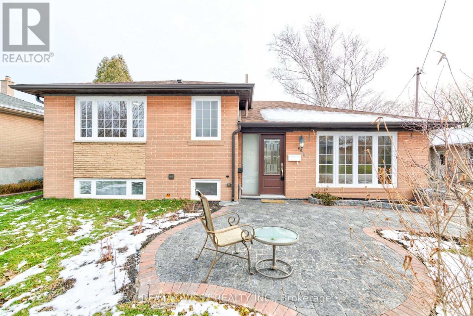 1328 Pinegrove Road, Oakville, ON