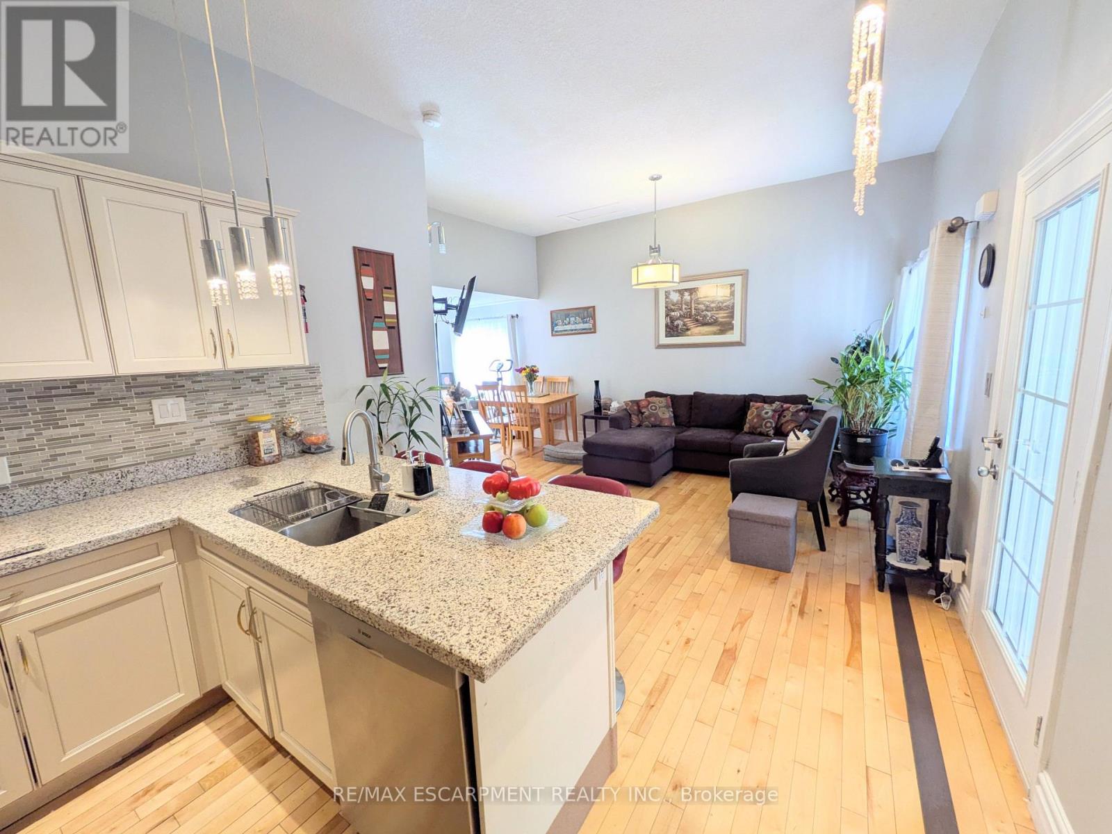 7 CAMPBELL Avenue, Hamilton, ON photo 9