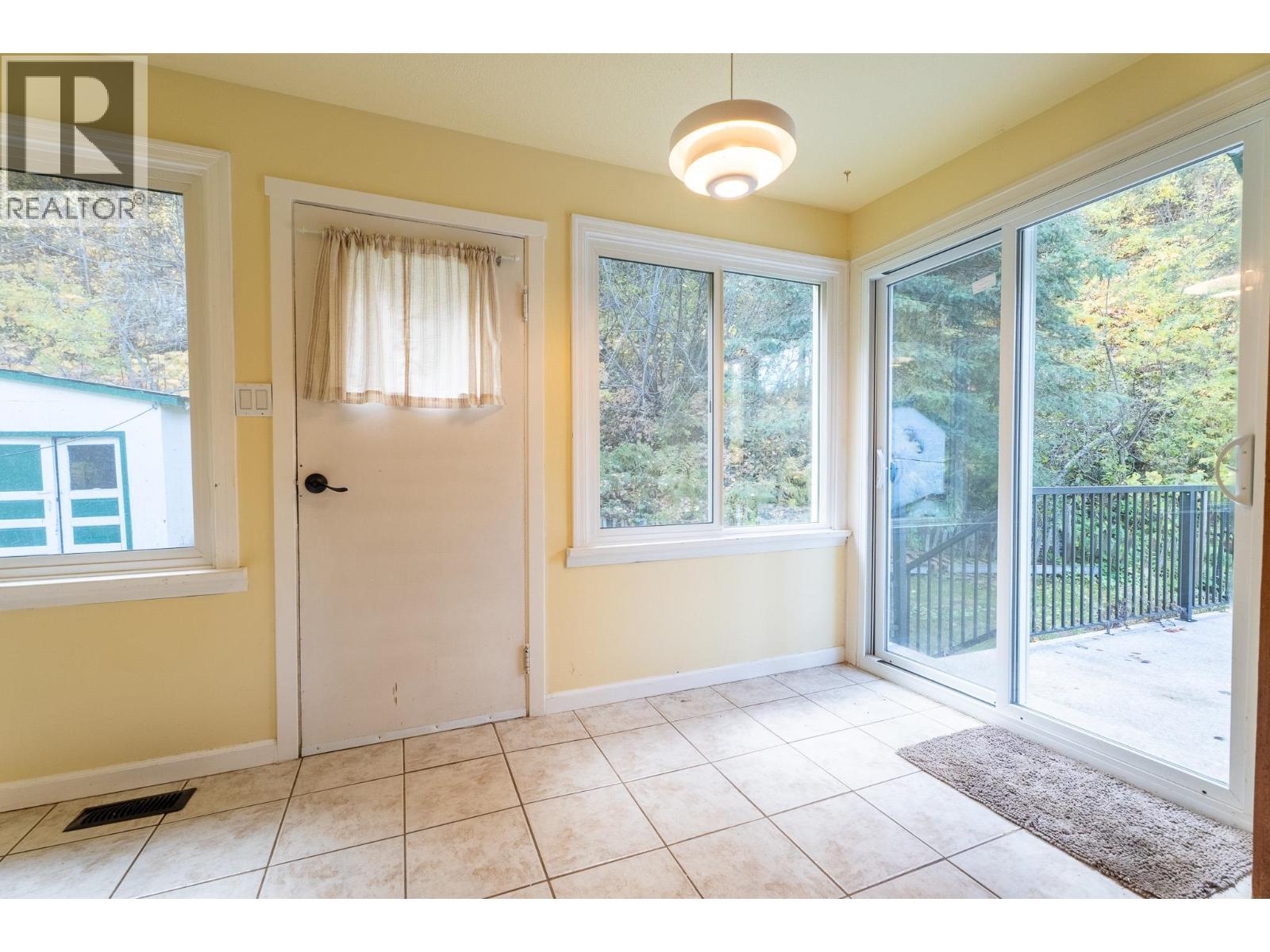 Photo 12 of 28 — 1553 AINTREE DRIVE · Prince George, BC