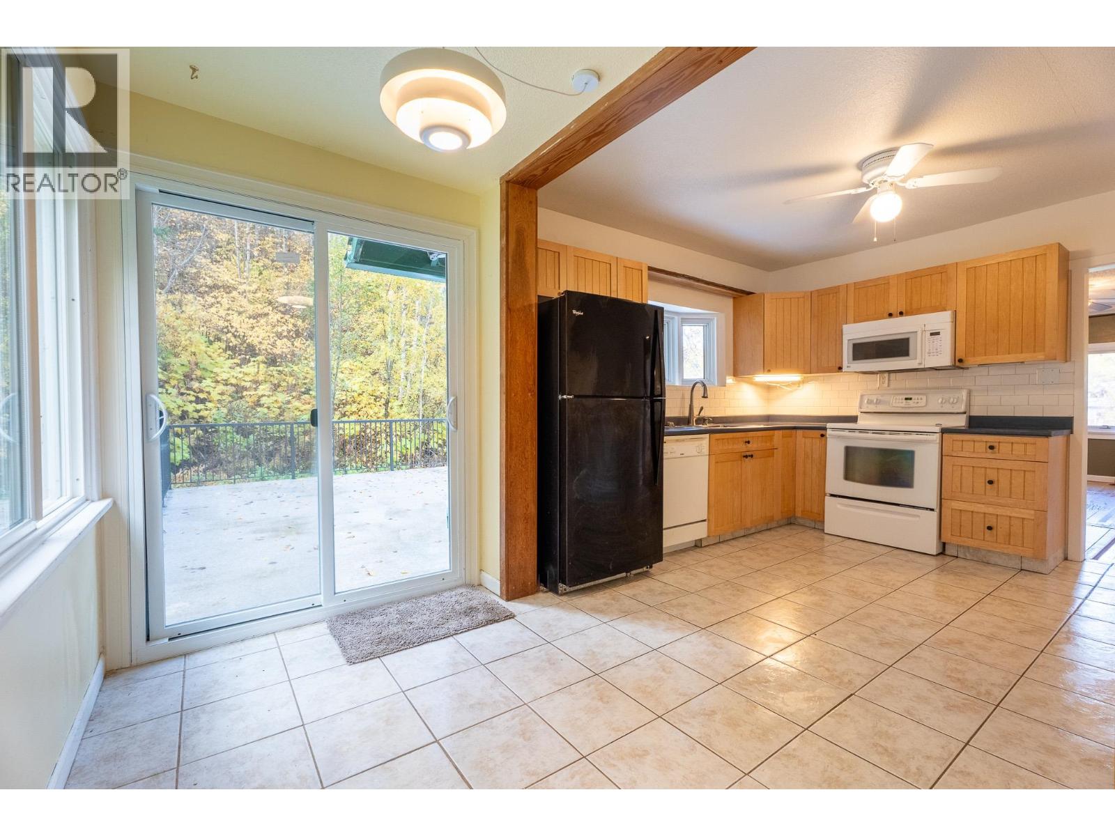 Photo 9 of 28 — 1553 AINTREE DRIVE · Prince George, BC