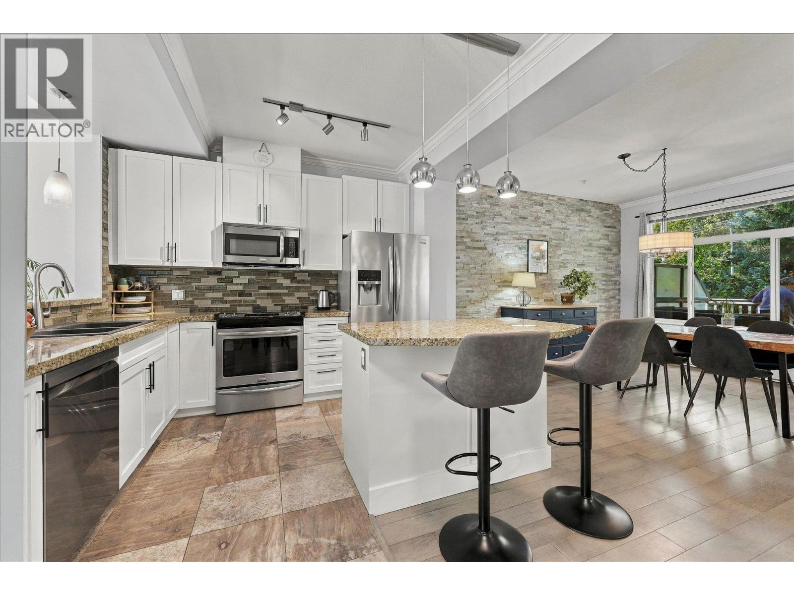 46 40632 GOVERNMENT ROAD, Squamish