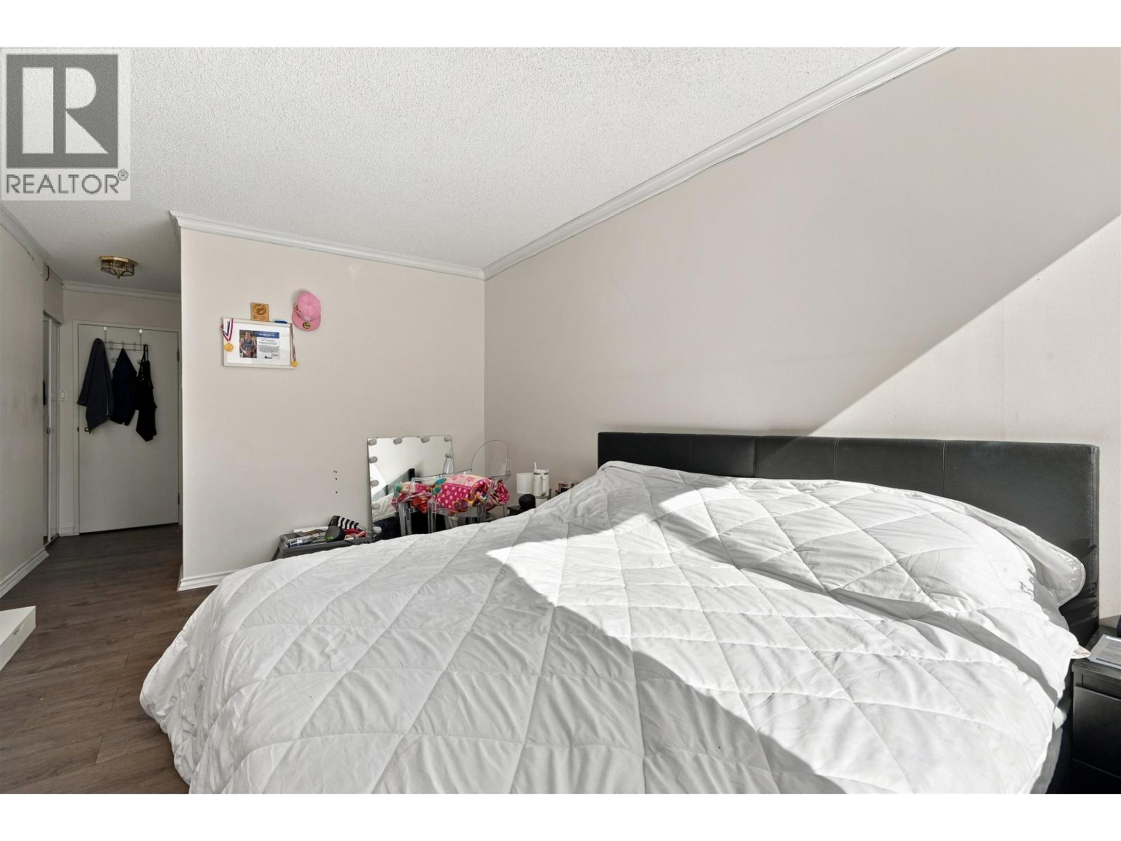 Photo of 403 2024 FULLERTON AVENUE 24