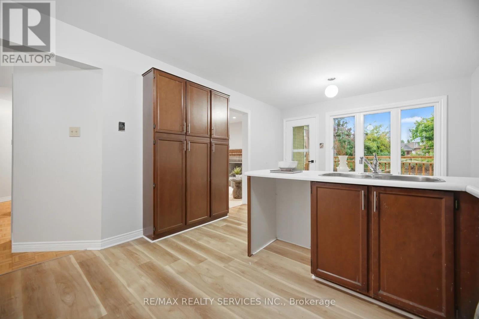 4 Leeward Drive, Brampton, ON photo 12