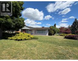 Kitchen - 2041 Abbott Street, Kelowna, BC V1Y1C4 Photo 6