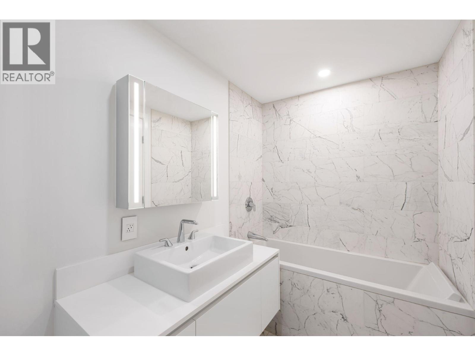 5702 1480 HOWE STREET, Vancouver