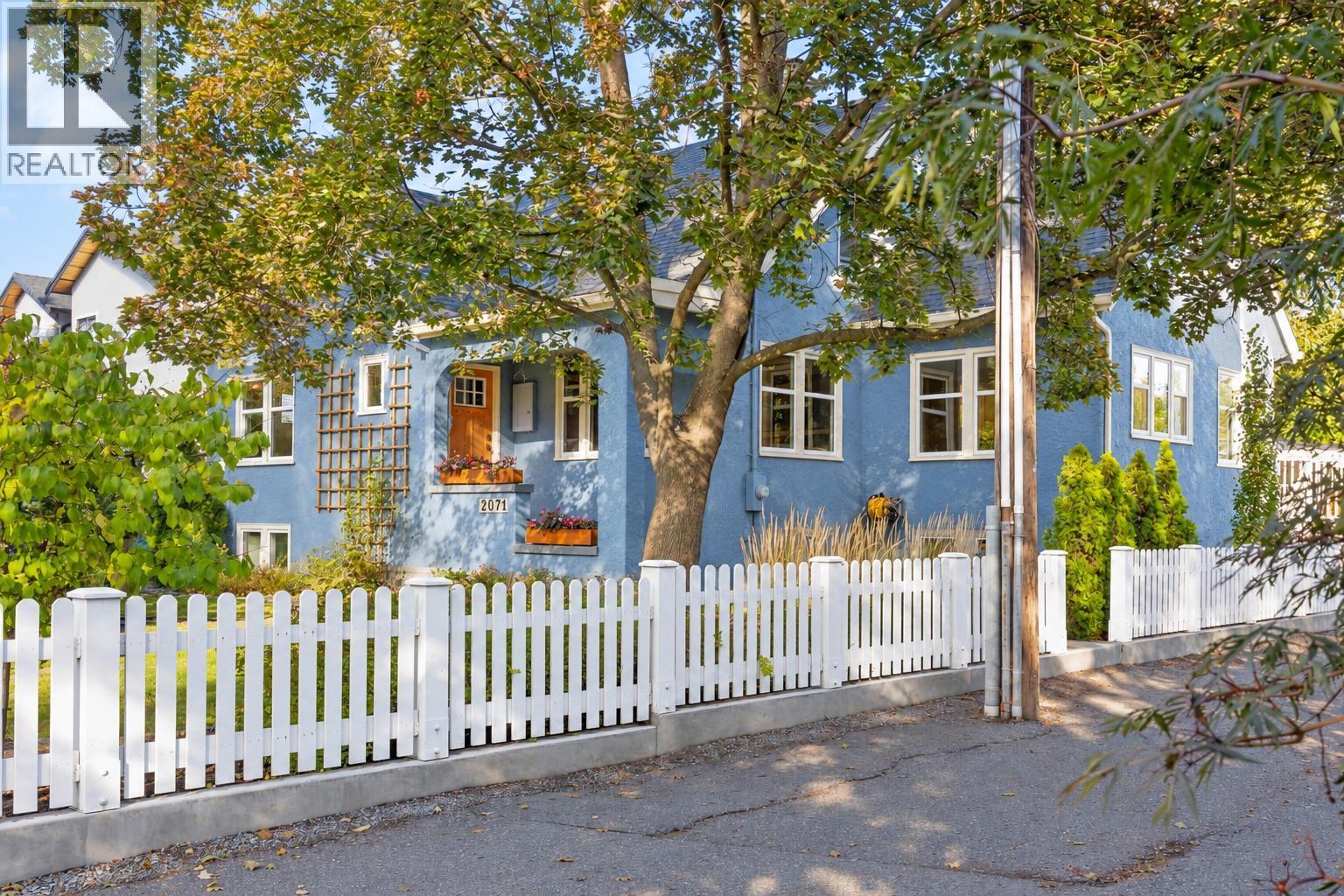 2071 Abbott Street, Kelowna