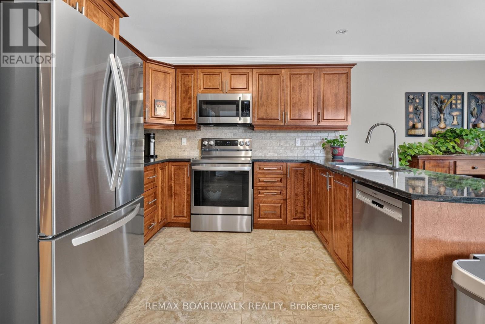 35 HONORE CRESCENT - 12