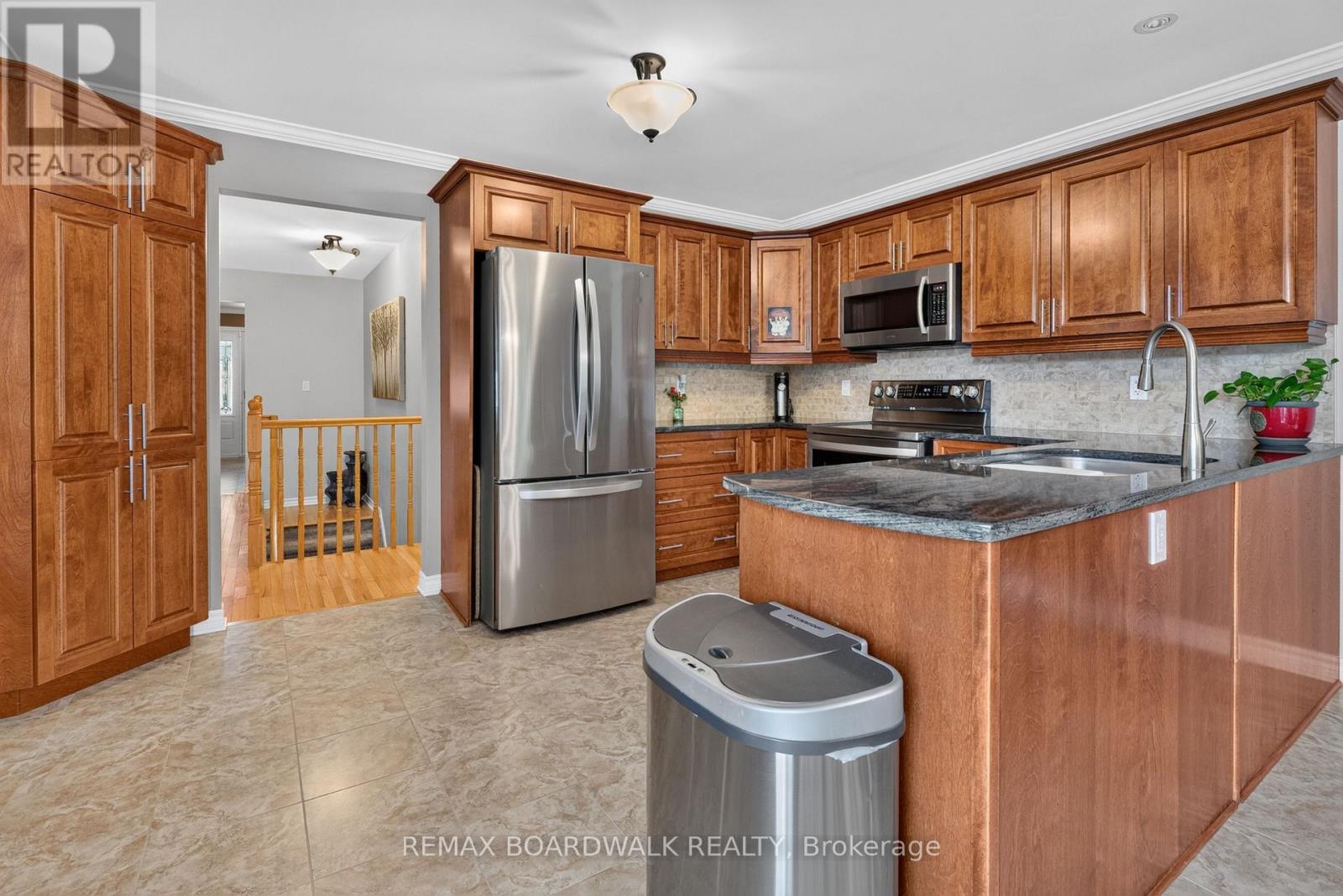 35 HONORE CRESCENT - 13