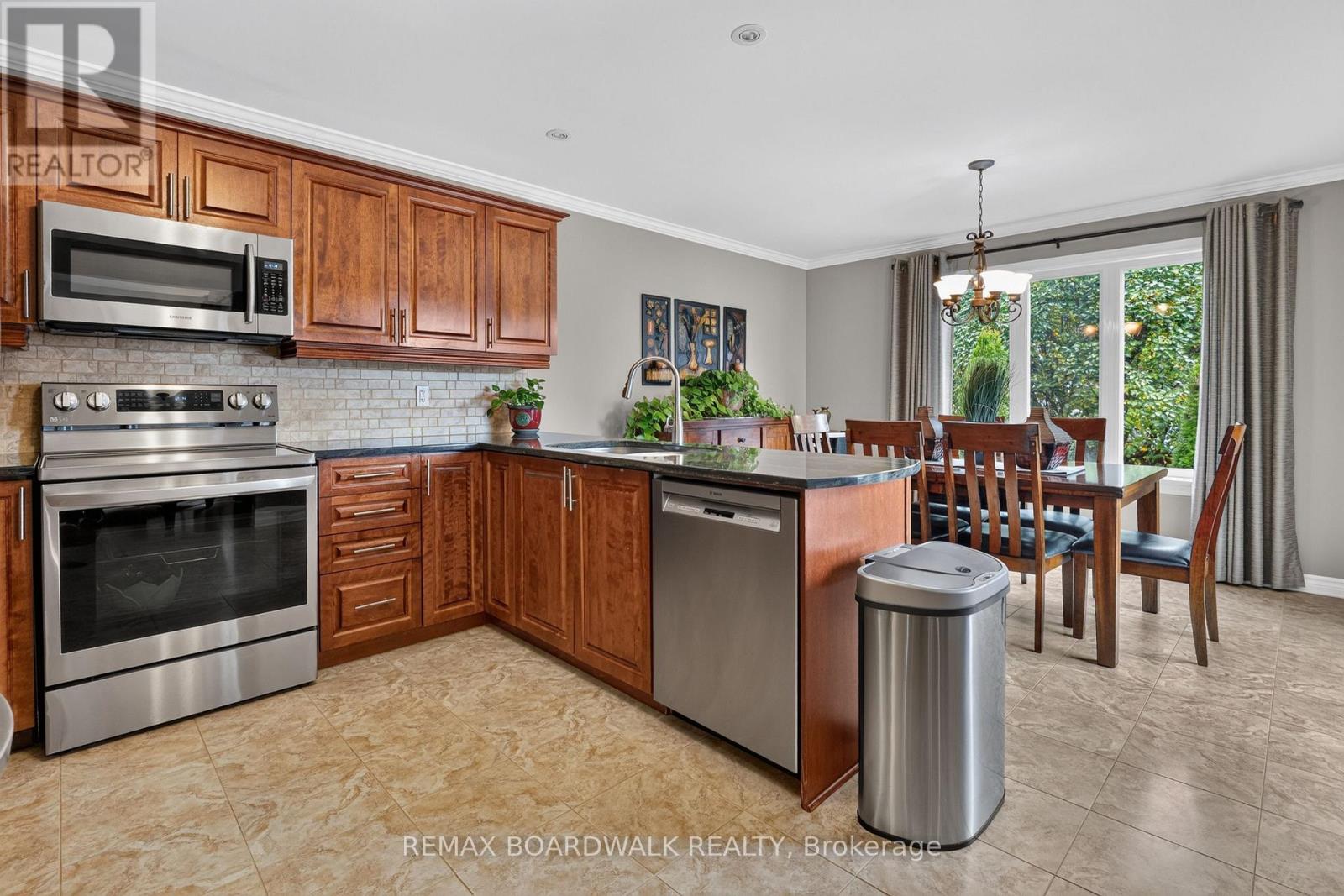 35 HONORE CRESCENT - 14