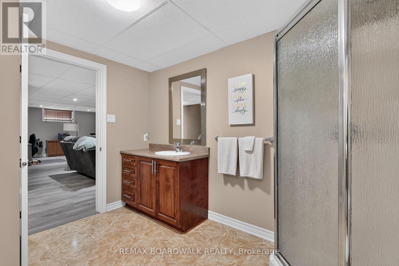 35 HONORE CRESCENT - 26