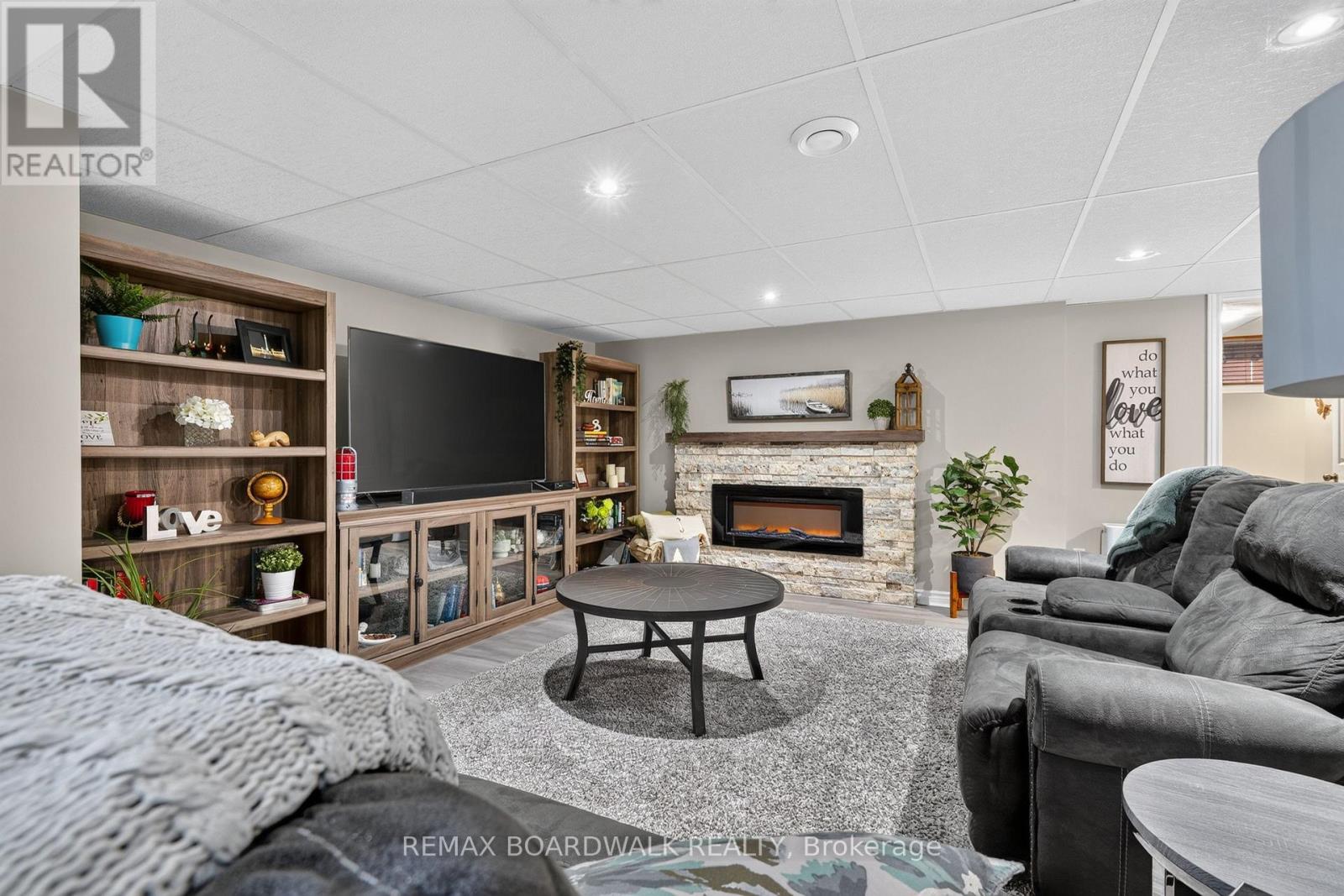 35 HONORE CRESCENT - 29