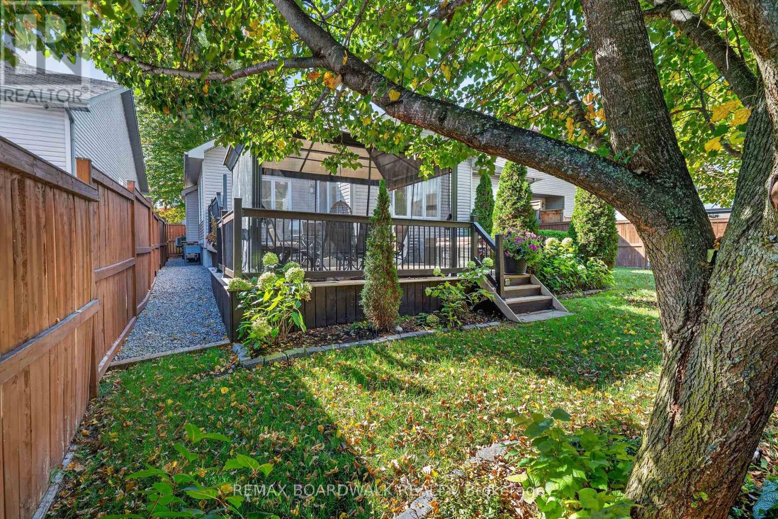 35 HONORE CRESCENT - 38