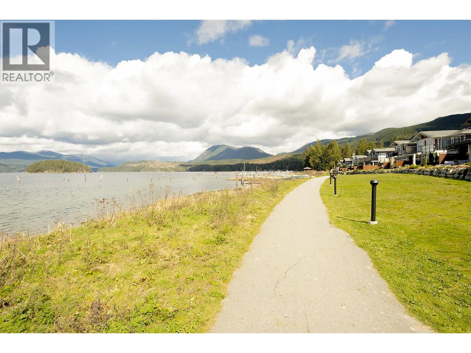 5902 BEACHGATE LANE, Sechelt