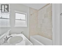 Bathroom - 552 Davida Ave, Saanich, BC V9A2C7 Photo 11