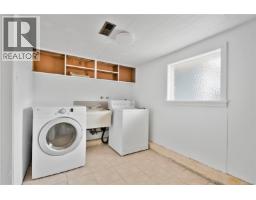 552 Davida Ave, Saanich, BC V9A2C7 Photo 24