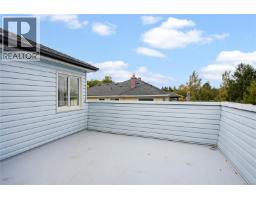 552 Davida Ave, Saanich, BC V9A2C7 Photo 25