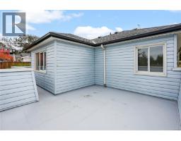 552 Davida Ave, Saanich, BC V9A2C7 Photo 26