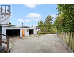552 Davida Ave, Saanich, BC V9A2C7 Photo 27