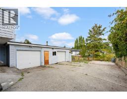 552 Davida Ave, Saanich, BC V9A2C7 Photo 31
