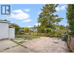 552 Davida Ave, Saanich, BC V9A2C7 Photo 32